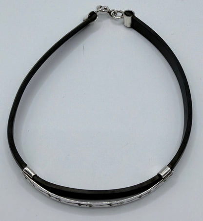 Pulsera de plata y caucho con iguana, detalle del cierre y acabado pulido de la plata
