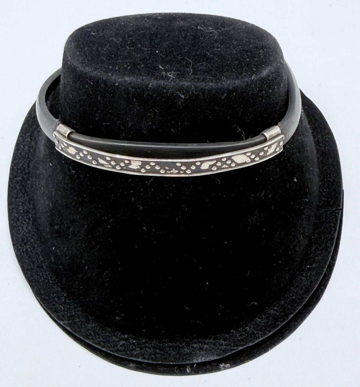 Pulsera de plata .925 con caucho negro, detalle del diseño granulado