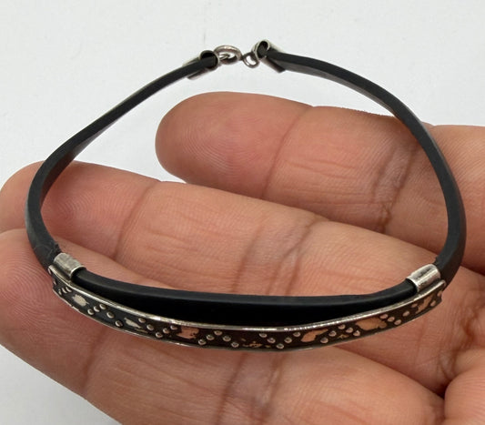 Vista frontal de pulsera de plata y caucho, cierre de gancho visible
