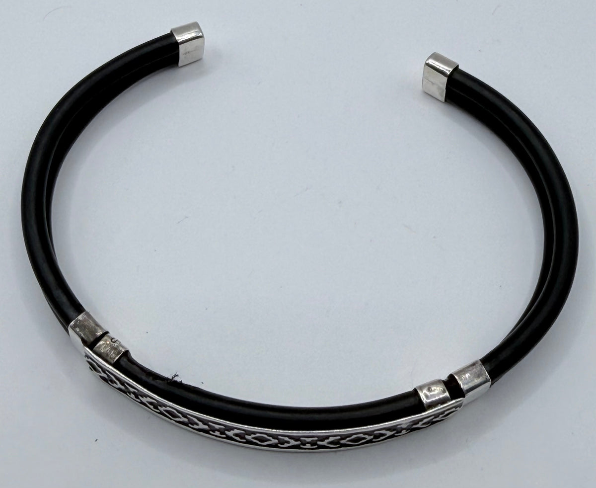 Detalle lateral de la pulsera — terminales de plata con grecas y caucho flexible, mostrando grosor de 6 mm