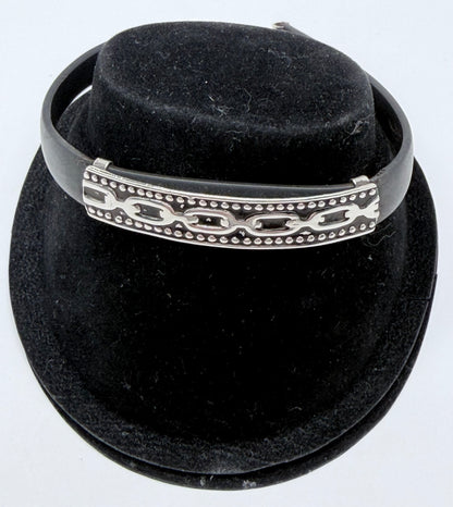 Pulsera de plata .925 con grecas prehispánicas y caucho negro, vista frontal sobre estuche