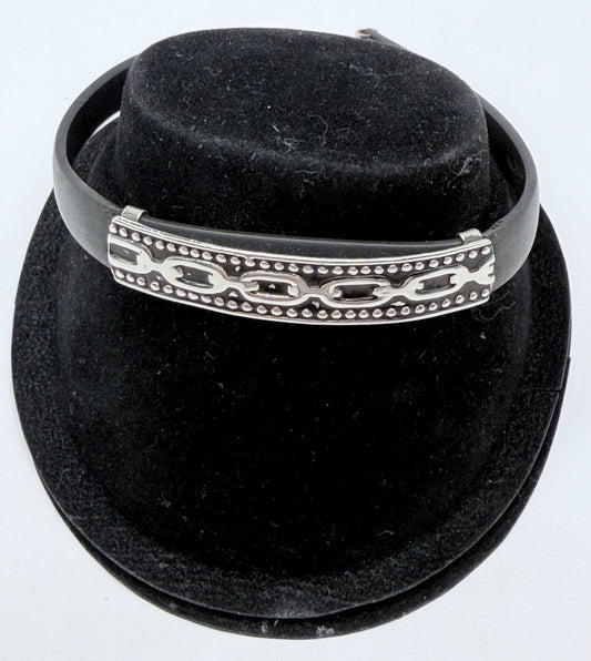 Pulsera de plata .925 con grecas prehispánicas y caucho negro, vista frontal sobre estuche