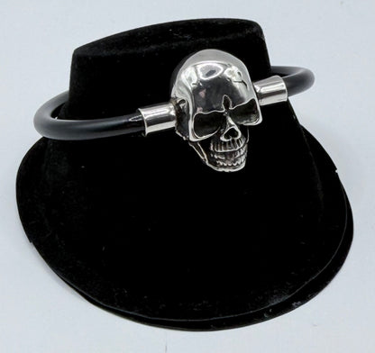 Pulsera de calavera en plata .925 con correa de caucho negro, vista frontal del dije