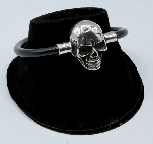 Pulsera de calavera en plata .925 con correa de caucho negro, vista frontal del dije
