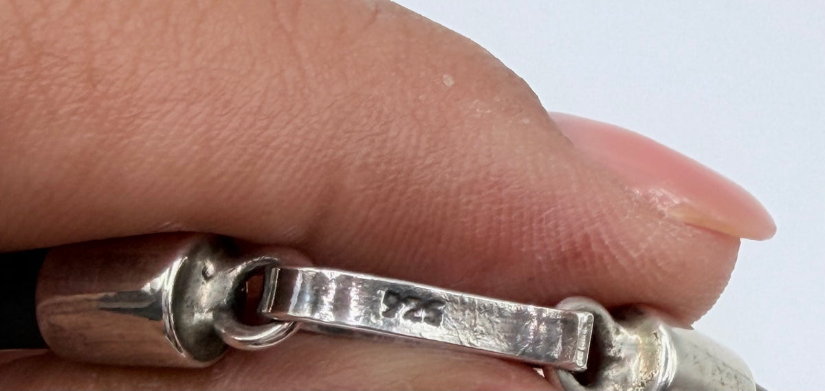 Detalle de la calavera fundida en plata .925, mostrando orbitas y dientes tallados