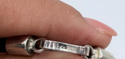 Detalle de la calavera fundida en plata .925, mostrando orbitas y dientes tallados