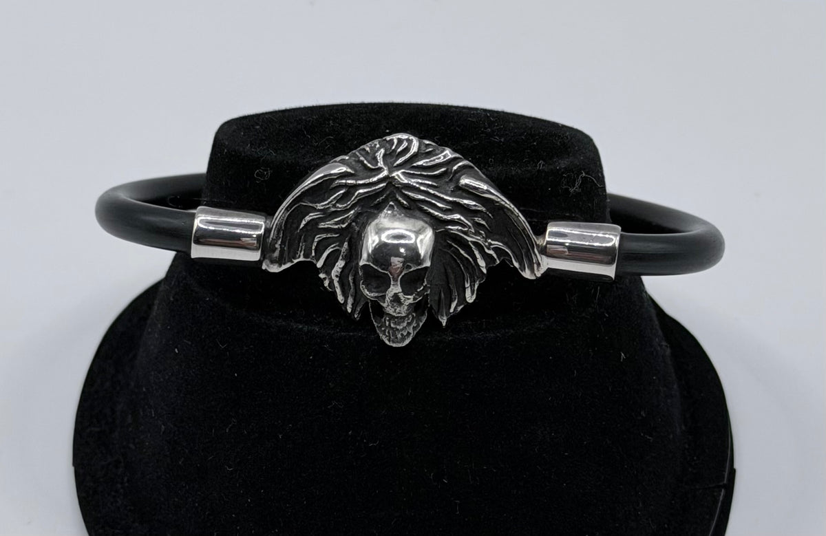 Pulsera de calavera fundida en plata .925 con correa de caucho negro, vista frontal
