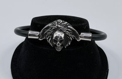 Pulsera de calavera fundida en plata .925 con correa de caucho negro, vista frontal