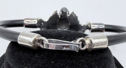 Pulsera de calavera en plata .925 cerrada en muñeca, foto de perfil