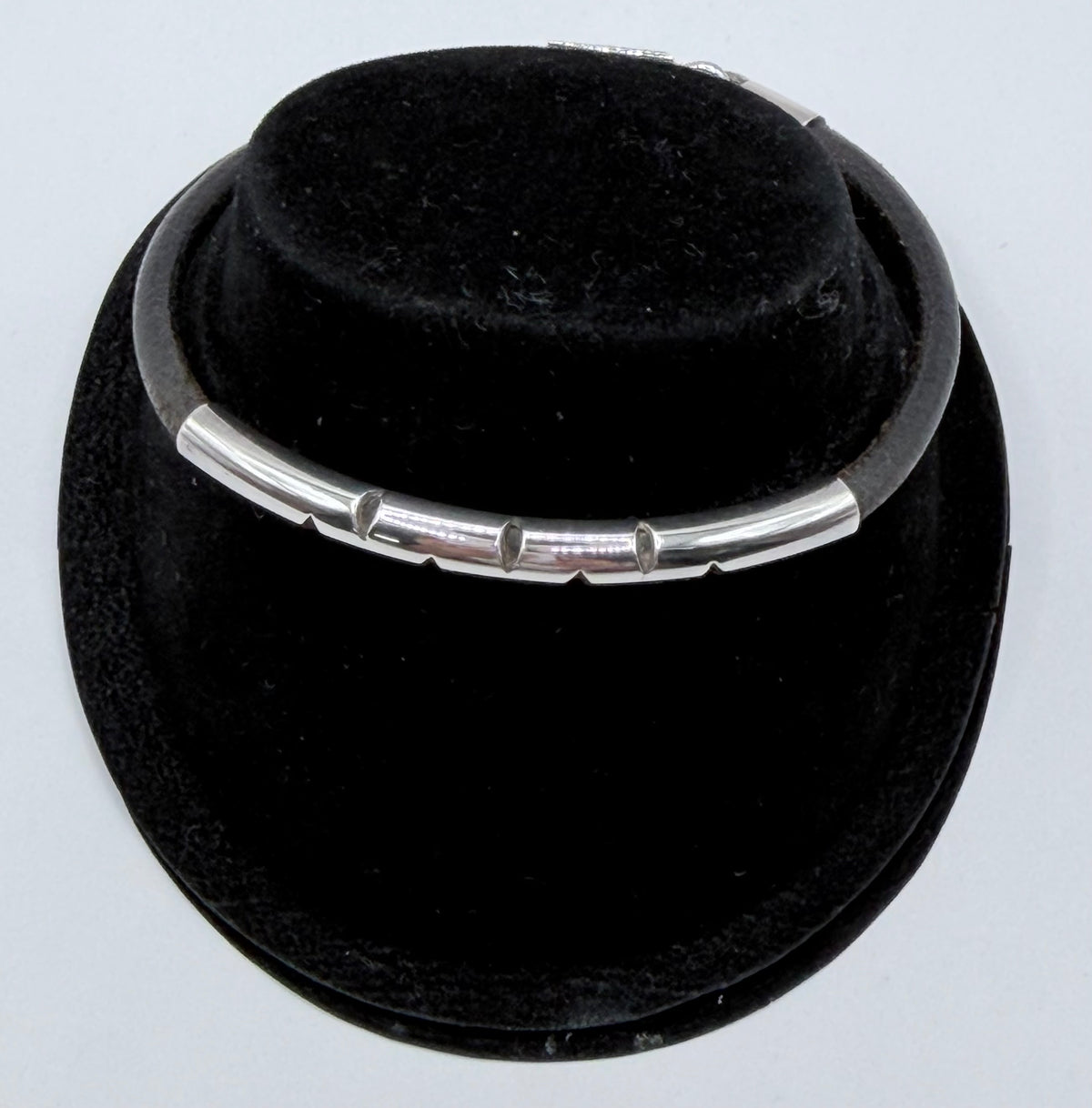 Pulsera de plata .925 y caucho de 20 cm presentada en forma cerrada sobre fondo blanco