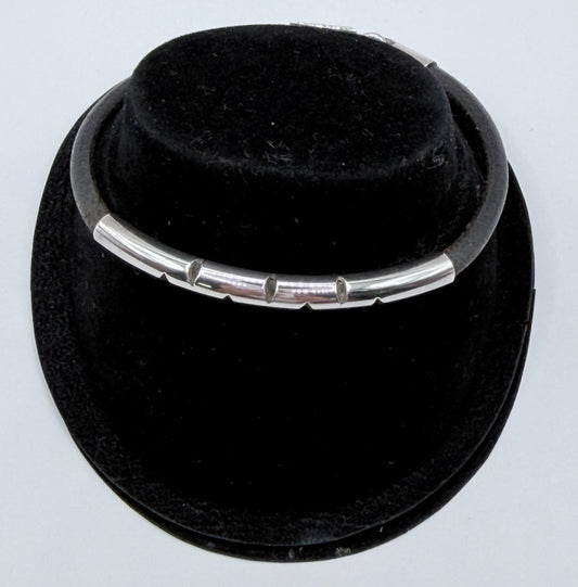 Pulsera de plata .925 y caucho de 20 cm presentada en forma cerrada sobre fondo blanco