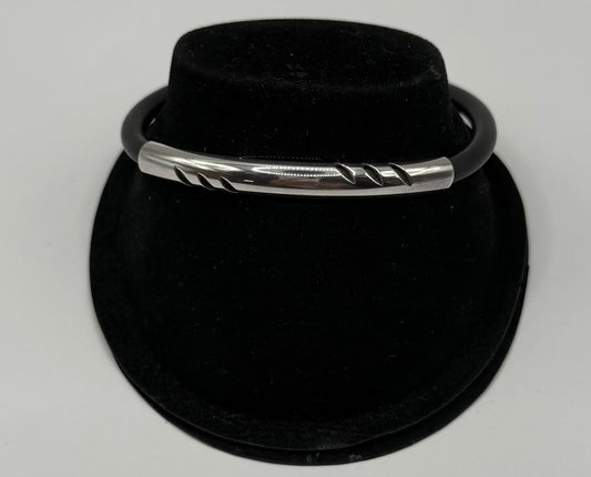 Pulsera de plata con caucho negro, vista frontal sobre maniquí