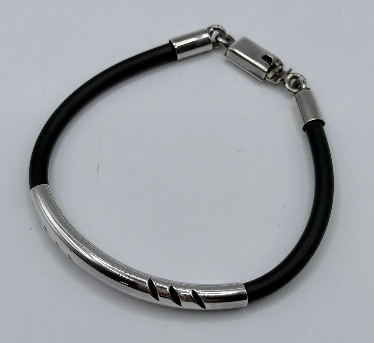Detalle de la pulsera de plata y caucho, vista lateral mostrando cierre