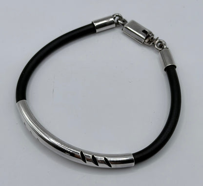 Detalle de la pulsera de plata y caucho, vista lateral mostrando cierre