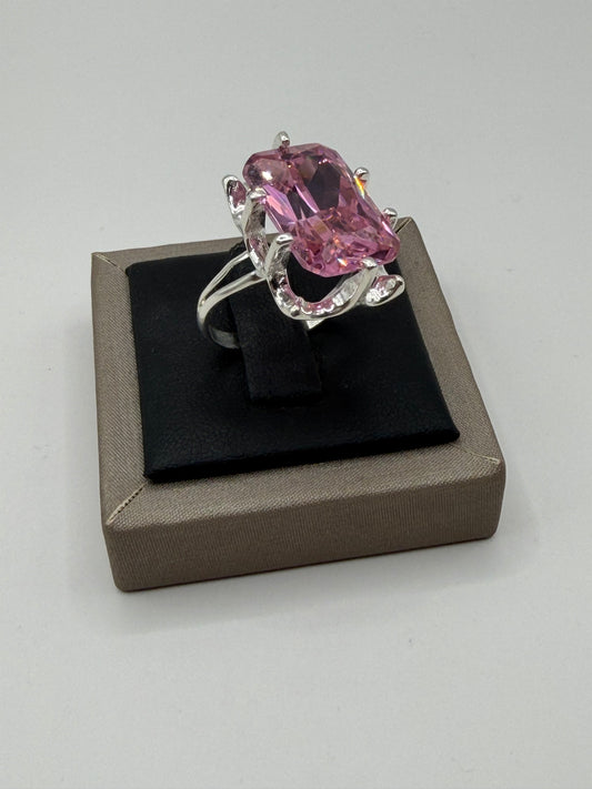 Anillo de circonia rosa en plata .925 presentado en estuche gris Arte Taxco, vista frontal del solitario voluminoso