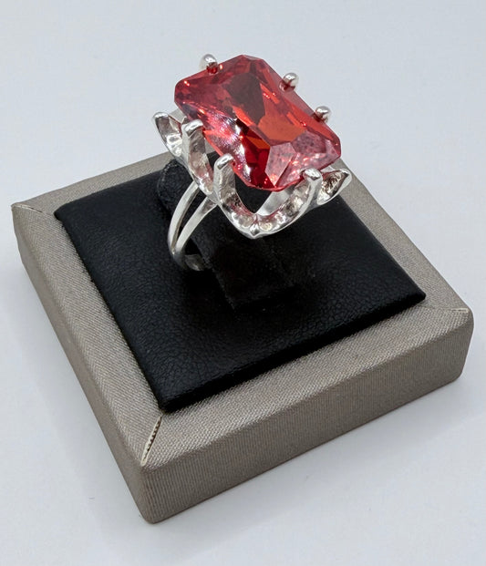 Anillo caramelo de plata .925 con circonia roja facetada, talla 7, en estuche presentación Arte Taxco