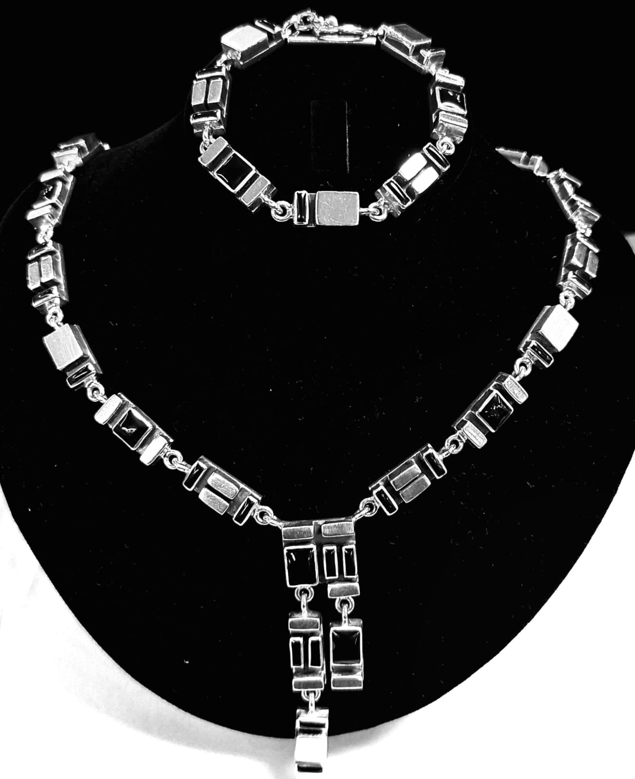 SET DE COLLAR MOSAICO CON INCRUSTACIONES DE OBSIDIANA EN PLATA LEY 925