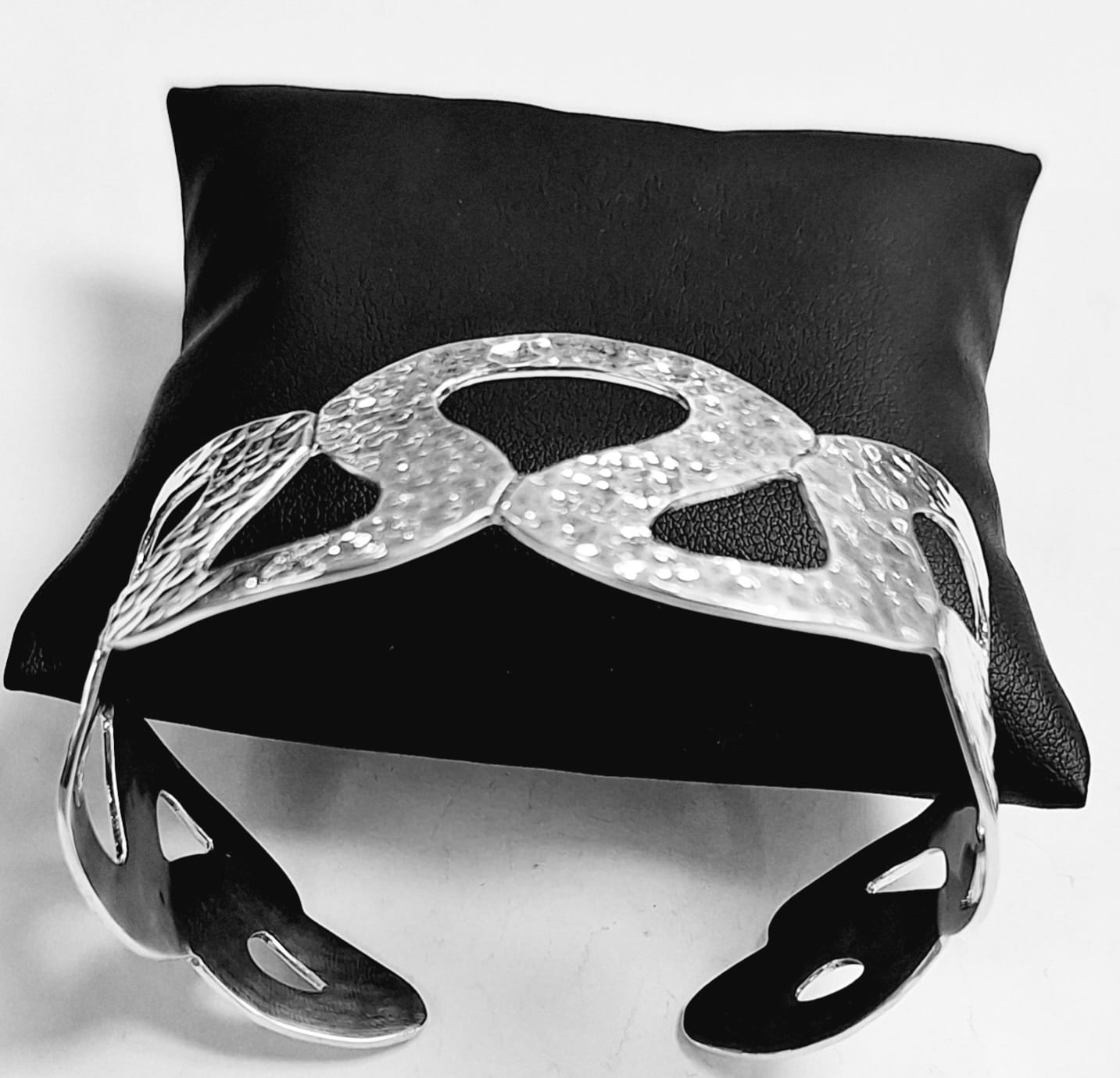 BRAZALETE MARTILLADO EN PLATA LEY 950
