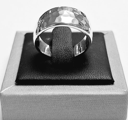 ANILLO MARTILLADO  EN  PLATA LEY 925