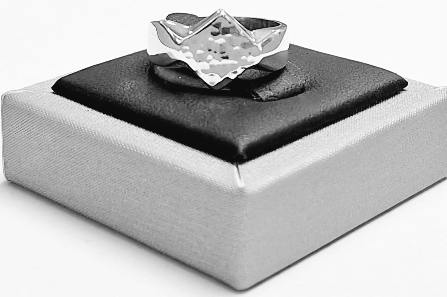 ANILLO MARTILLADO EN PLATA LEY 925