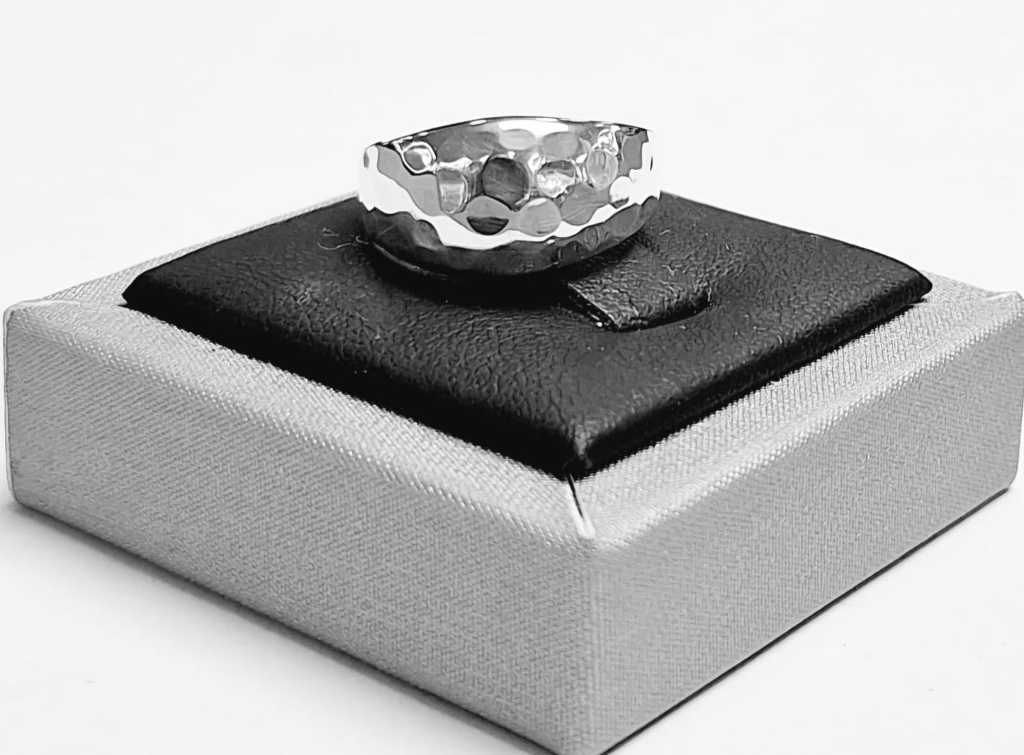 ANILLO MARTILLADO EN PLATA LEY 925