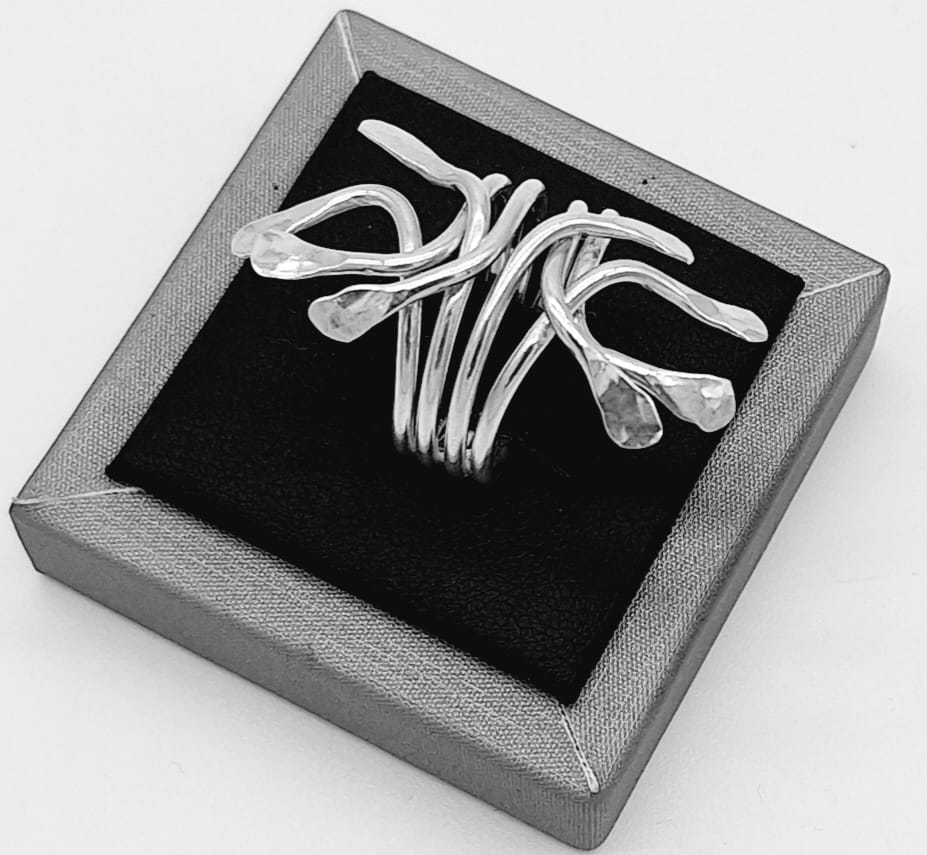ANILLO MARTILLADO PLATA LEY 925 .
