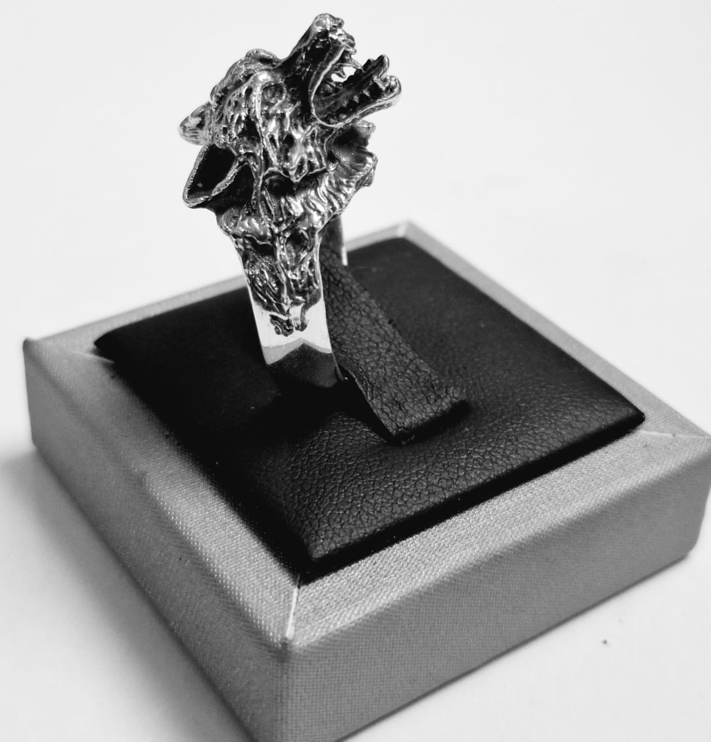 ANILLO CABEZA DE LOBO EN PLATA LEY 925