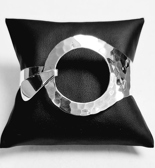 BRAZALETE MARTILLADO EN PLATA LEY 925