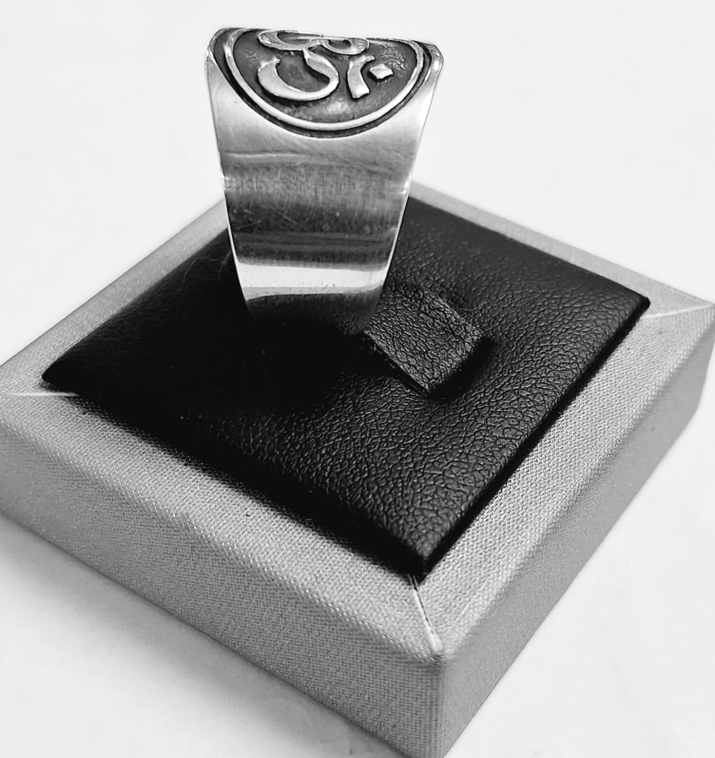 ANILLO SIMBOLO OM EN  PLATA  LEY 925