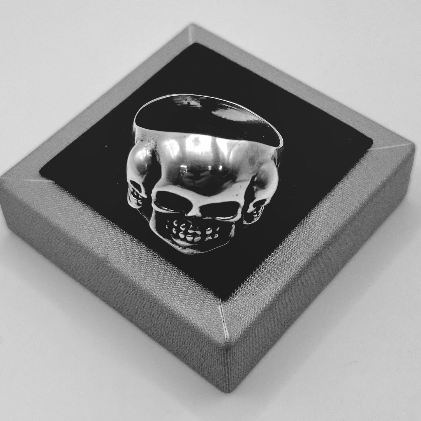 ANILLO CALAVERA EN PLATA LEY 925