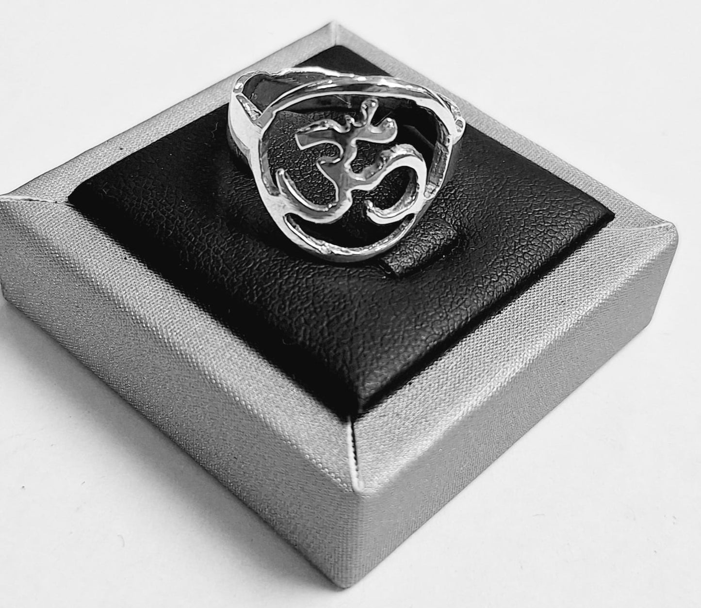 ANILLO SIMBOLO OM EN PLATA LEY 925