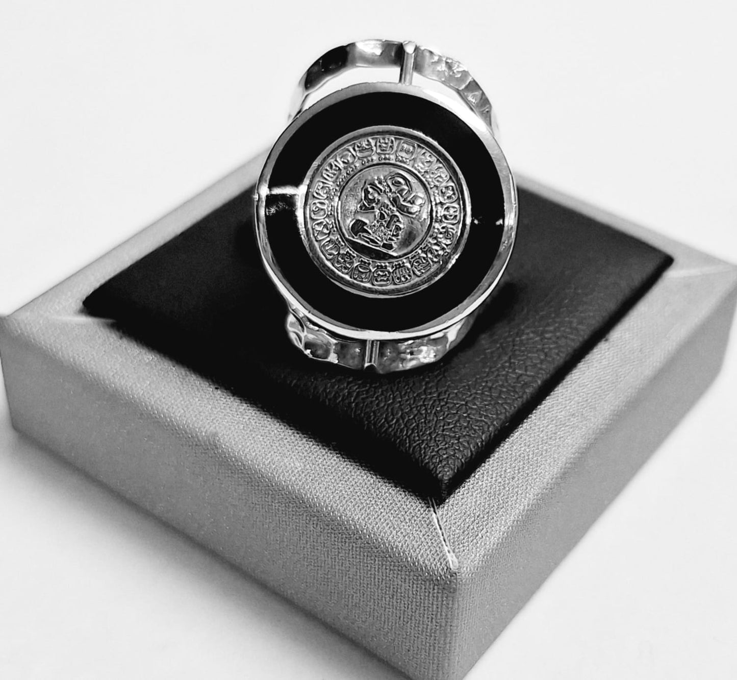 ANILLO MARTILLADO DOBLE VISTA  CALENDARIO MAYA EN PLATA LEY 925