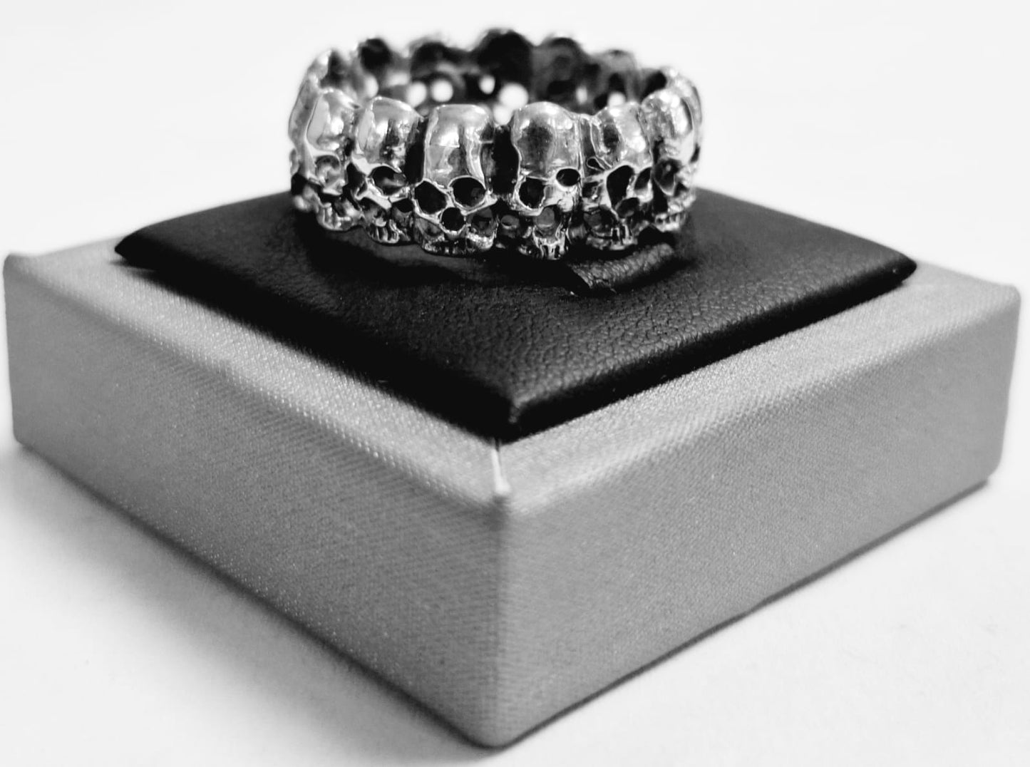 ANILLO DE CRÁNEOS EN PLATA LEY 925