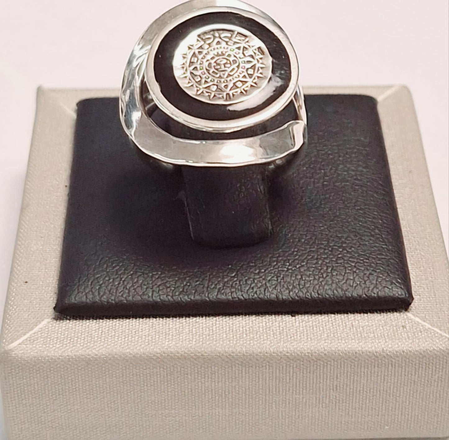 ANILLO  MARTILLADO CALENDARIO AZTECA EN PLATA LEY 925