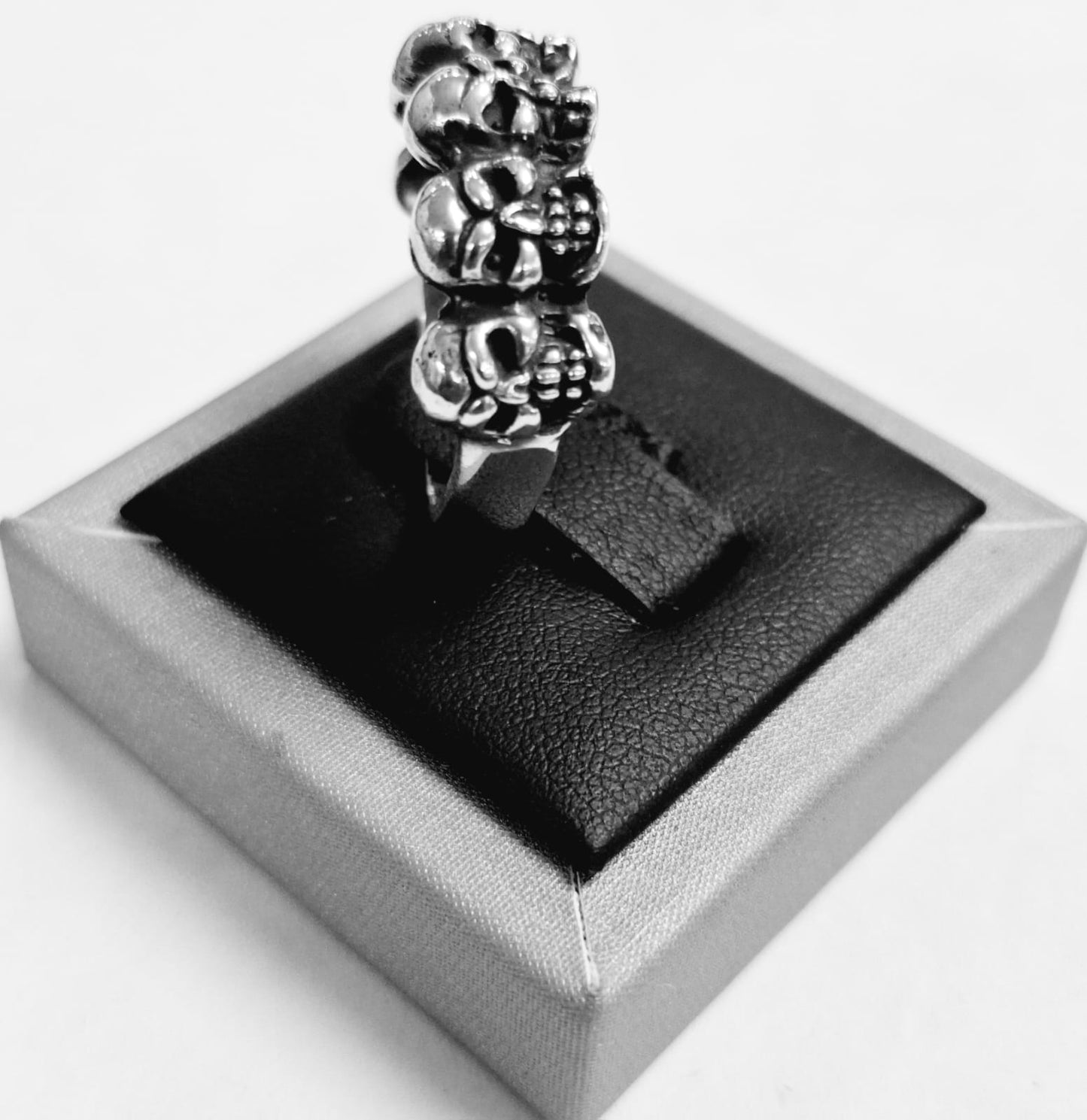 ANILLO DE SEIS CRÁNEOS EN PLATA LEY 925