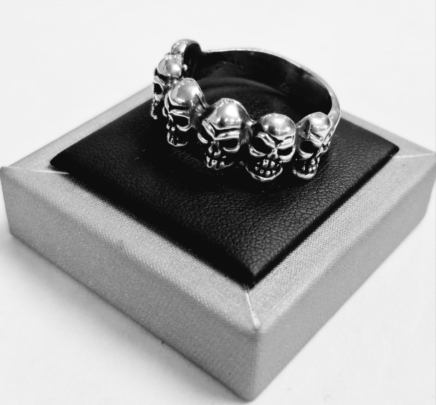 ANILLO DE SEIS CRÁNEOS EN PLATA LEY 925