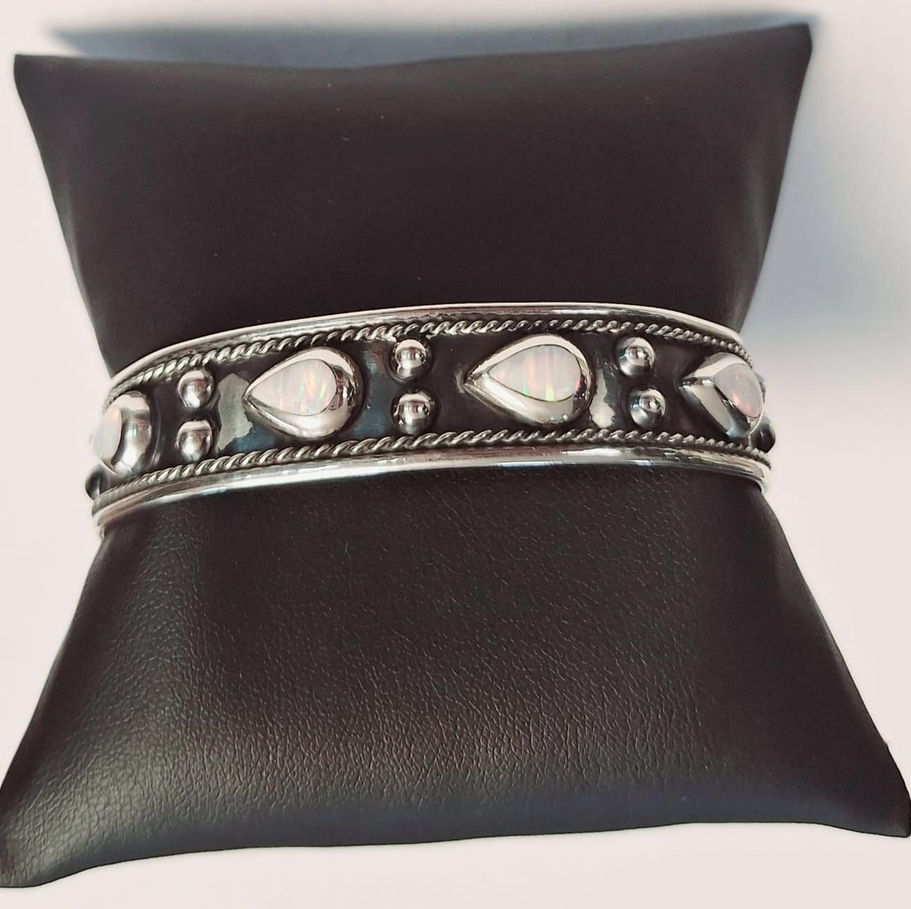 BRAZALETE CON OPALO EN PLATA LEY 925