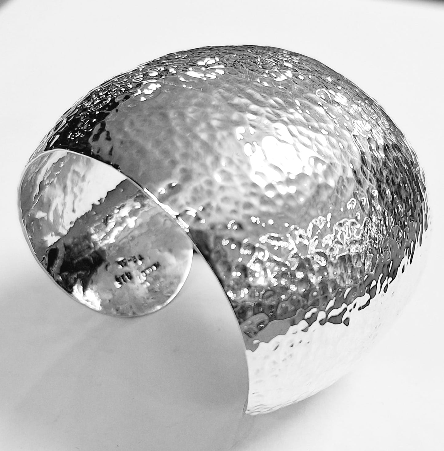 BRAZALETE MARTILLADO EN PLATA LEY 925