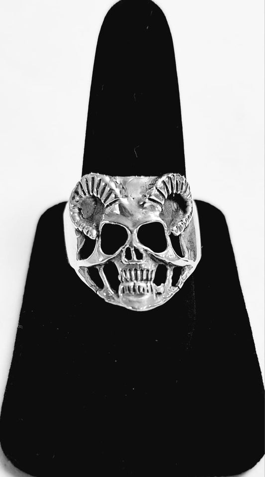 ANILLO CRÁNEO DE DEMONIO CON  CUERNOS  EN PLATA LEY 925