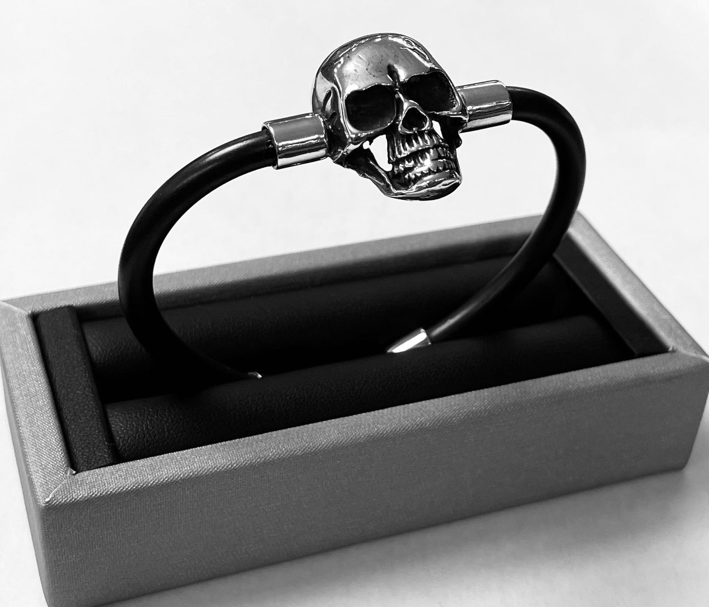 BRAZALETE CRANEO EN PLATA LEY 925 CON CAUCHO