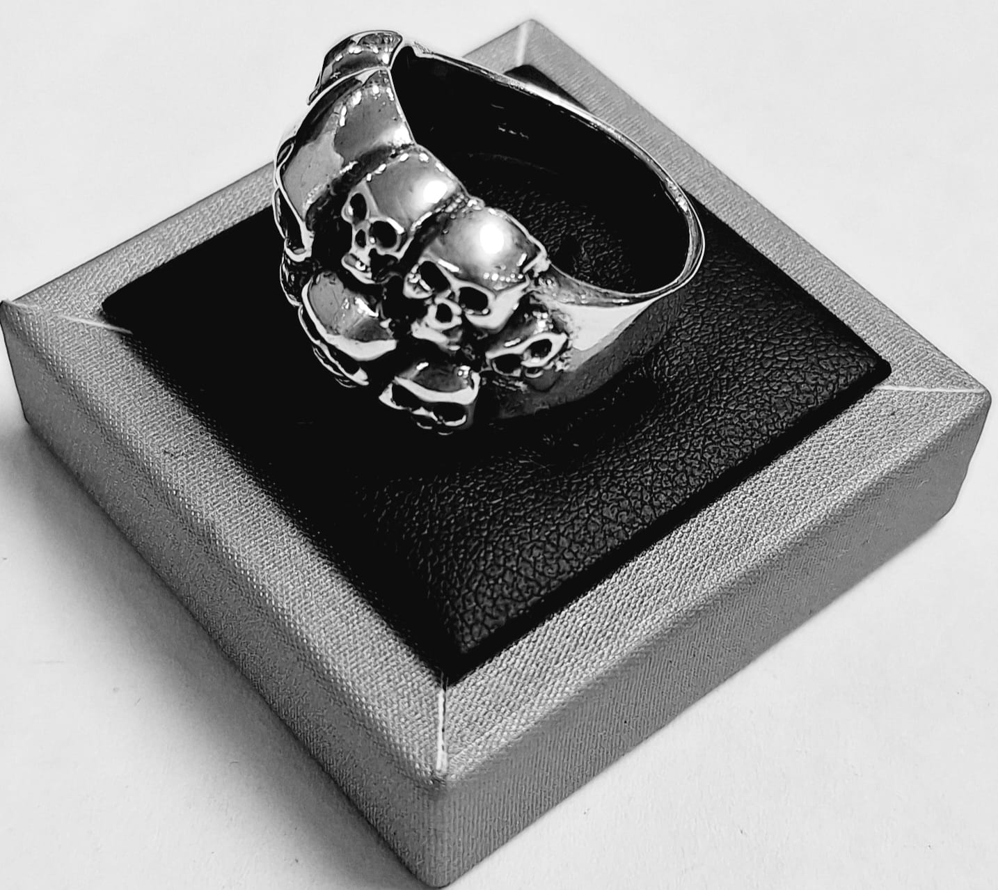 ANILLO DE DIEZ CRANEOS EN PLATA LEY 925