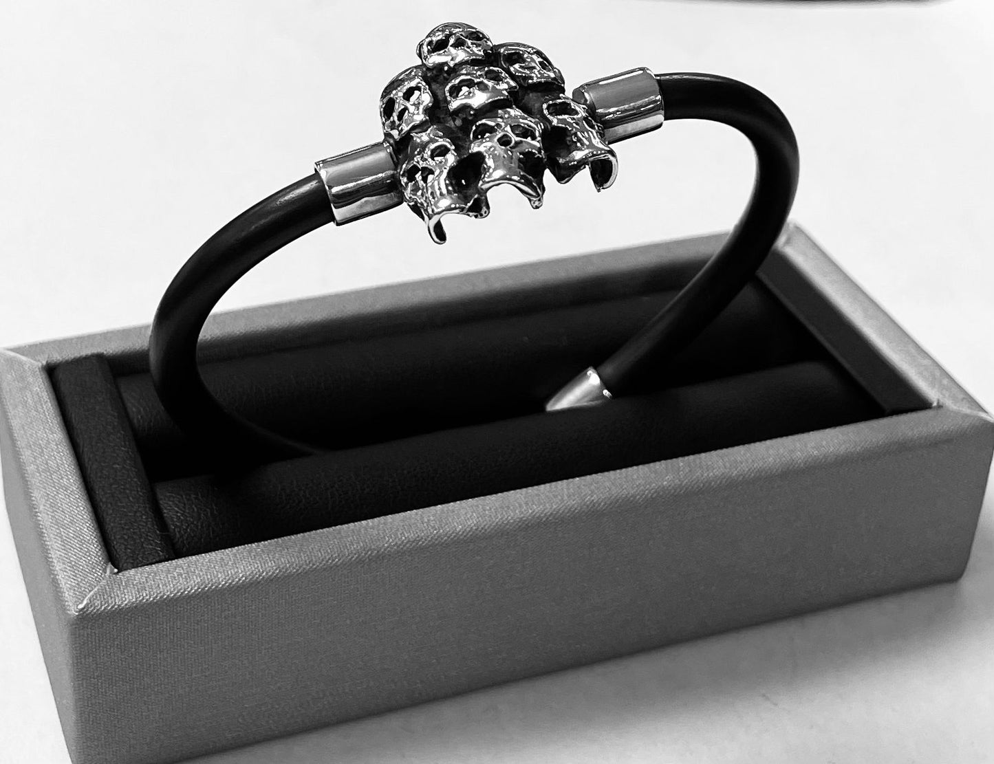 BRAZALETE DE SIETE CRANEOS  EN PLATA LEY 925  CON CAUCHO