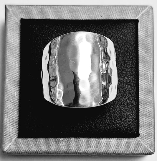 ANILLO MARTILLADO EN PLATA 925