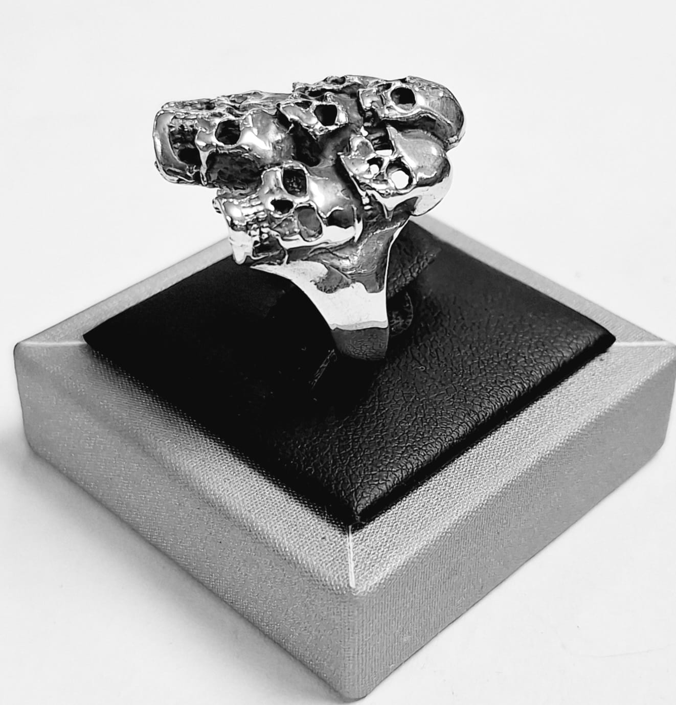 ANILLO DE SIETE CRÁNEOS EN PLATA LEY 925