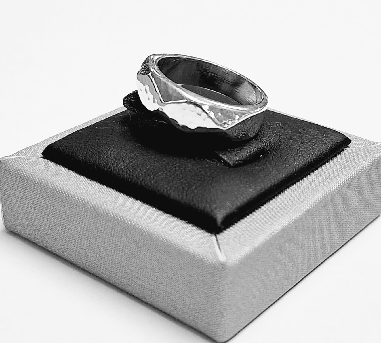 ANILLO MARTILLADO EN PLATA LEY 925