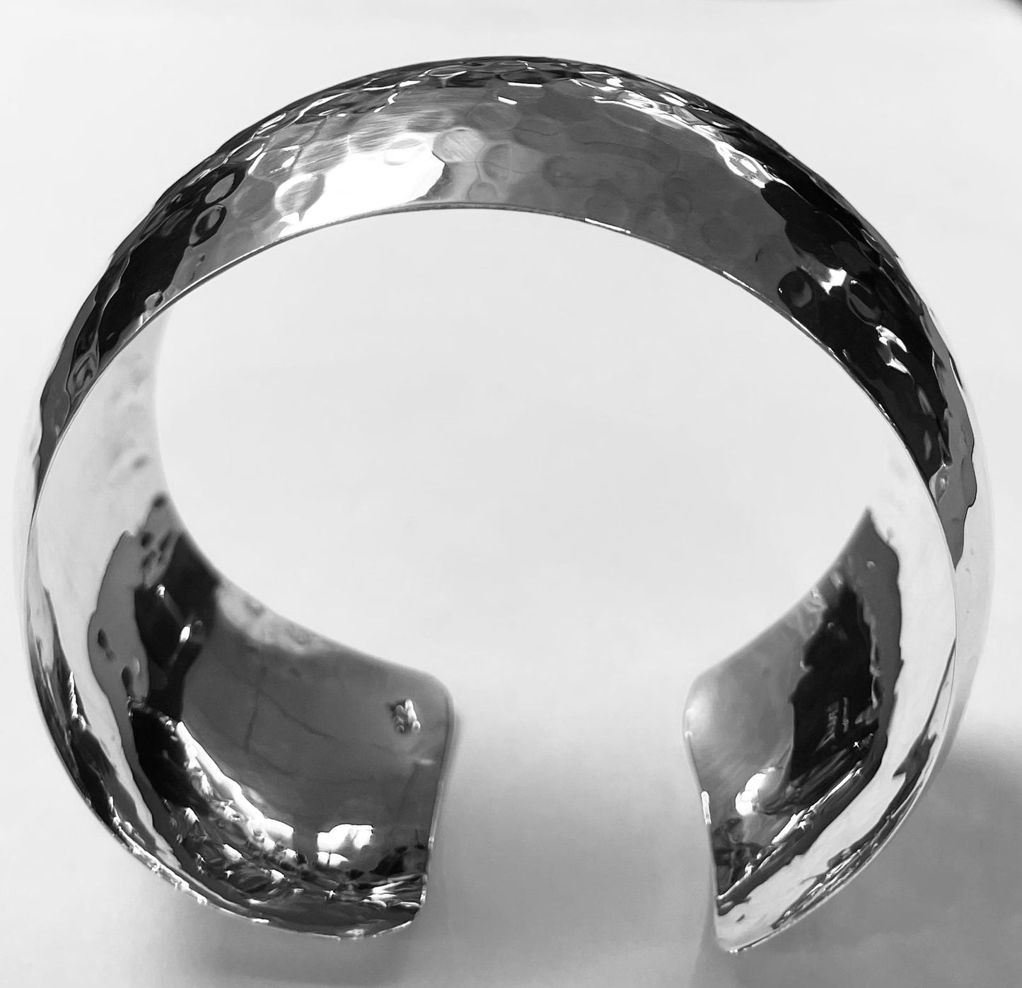 BRAZALETE MARTILLADO EN PLATA LEY 925