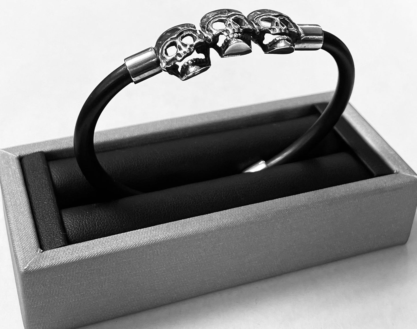 BRAZALETE EN PLATA LEY 925 CON CAUCHO