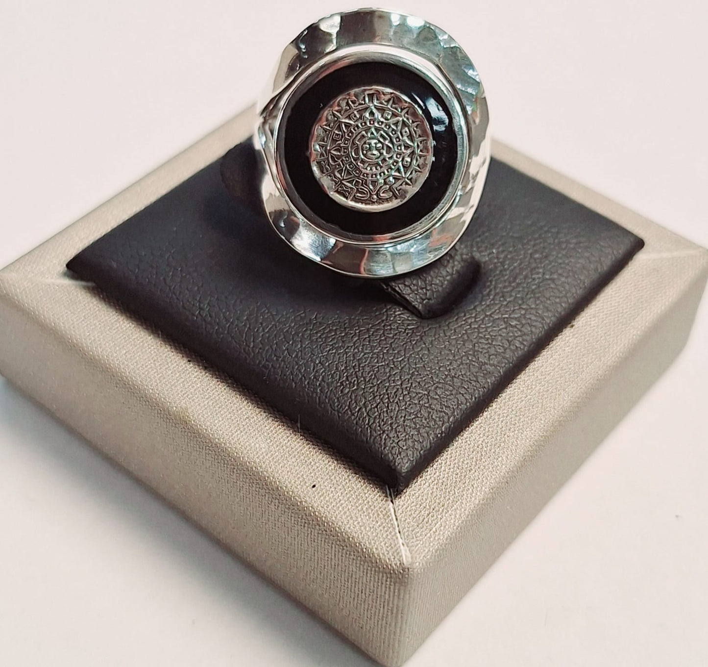 ANILLO  MARTILLADO CALENDARIO AZTECA EN PLATA LEY 925