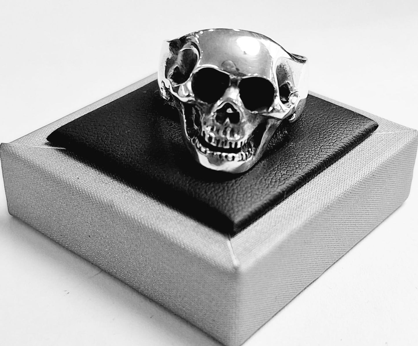 ANILLO CALAVERA EN PLATA LEY 925