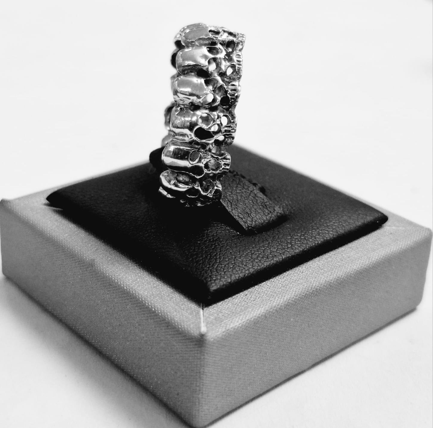 ANILLO DE CRÁNEOS EN PLATA LEY 925